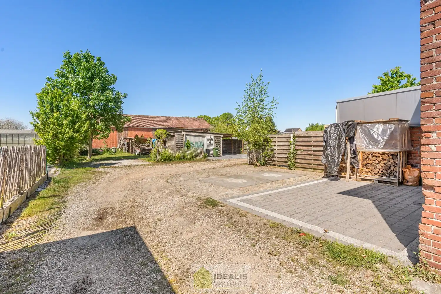 OP TE FRISSEN GEZINSWONING MET LICHTRIJKE LEEFRUIMTE EN AANSLUITEND RUIME KEUKEN, BERGING, BADKAMER VOORZIEN VAN DOUCHE EN BAD EN 3 SLAAPKAMERS OP EEN PERCEEL VAN 5A 37A - Deze woning omvat +-158m² bewoonbare oppervlakte verdeeld over een lichtrijke woonkamer met aansluitend een ruime keuken, berging, badkamer voorzien van douche en bad en 3 slaapkamers. De woning is gelegen op een aangenaam perceel van 5a 37ca vlakbij het centrum van Opitter (Bree), op fietsafstand van winkels, horeca en scholen,… Zeer geschikt voor kandidaten op zoek naar een op te frissen woning met karakter die ruimte en rust biedt doch dicht bij allerlei faciliteiten is gelegen. foto 26