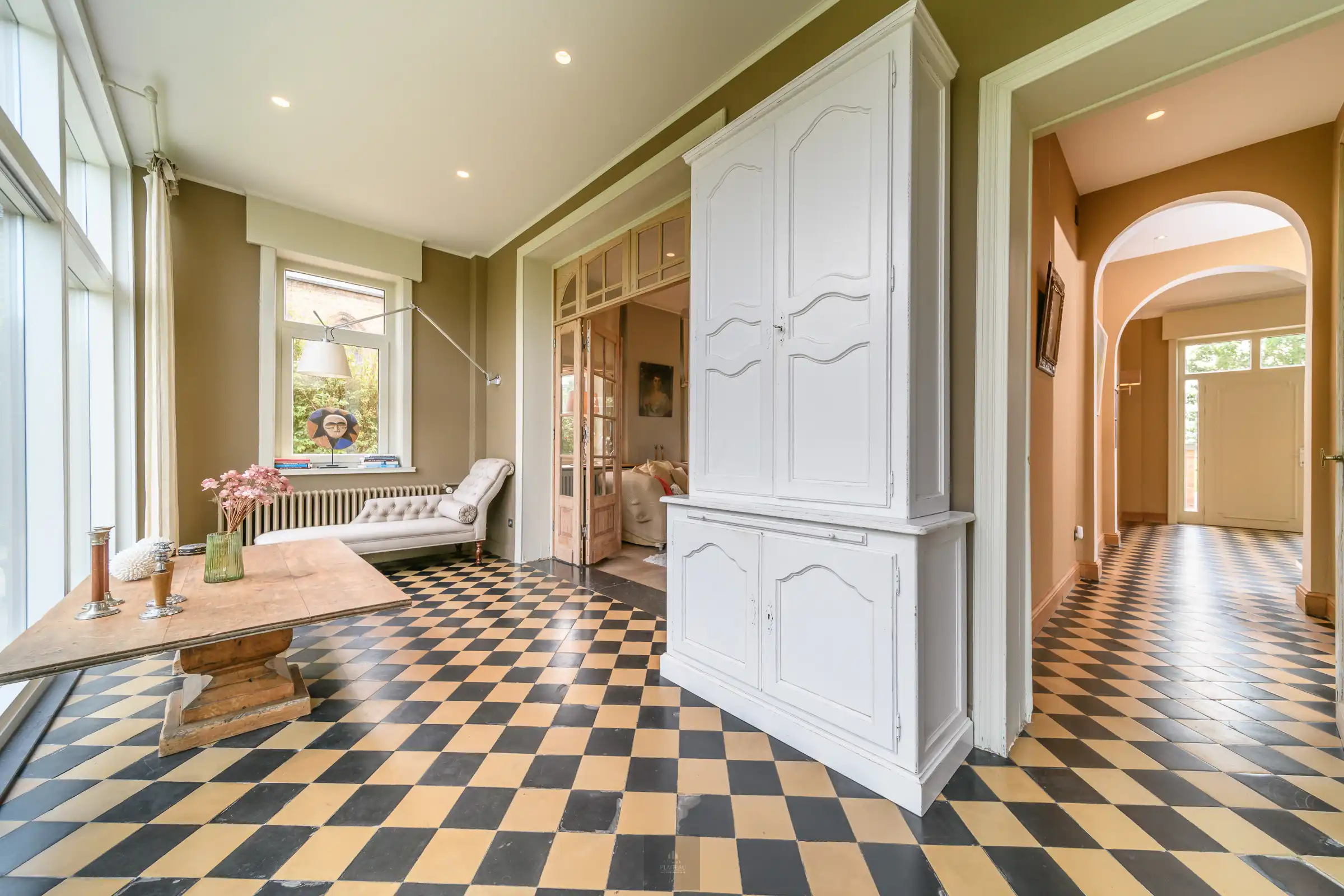 Historische grandeur en hedendaags comfort in een unieke pastorie te Stuivekenskerke. foto 12