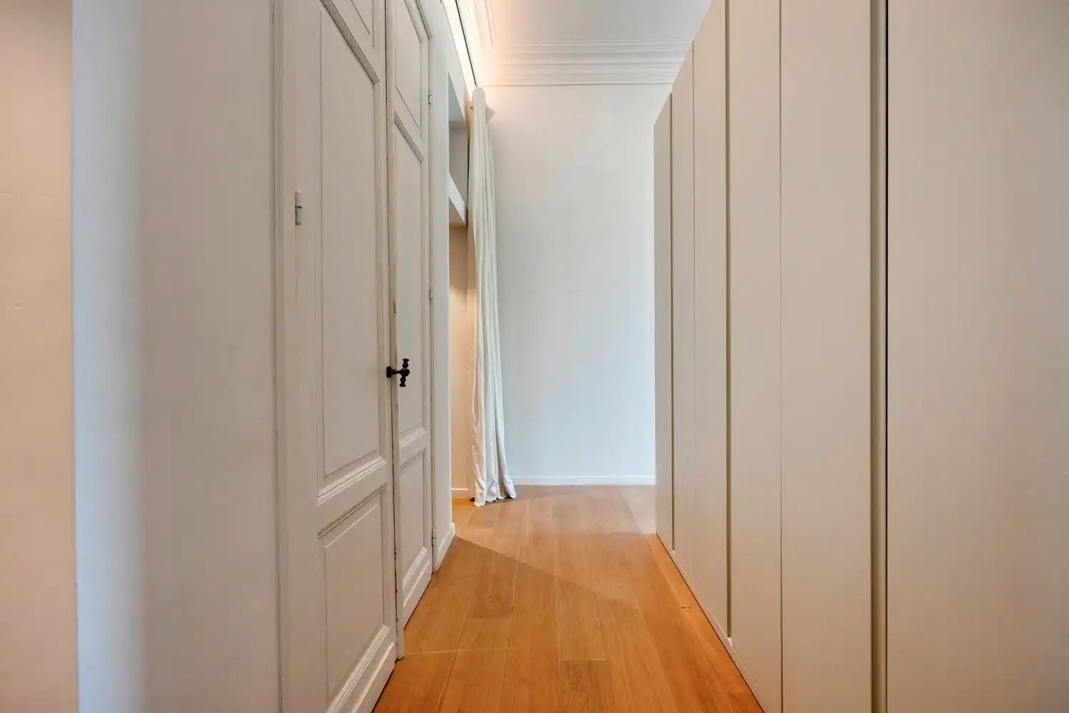 Exceptioneel en luxueus gerenoveerd 19e eeuws appartement midden in de binnenstad. foto 19