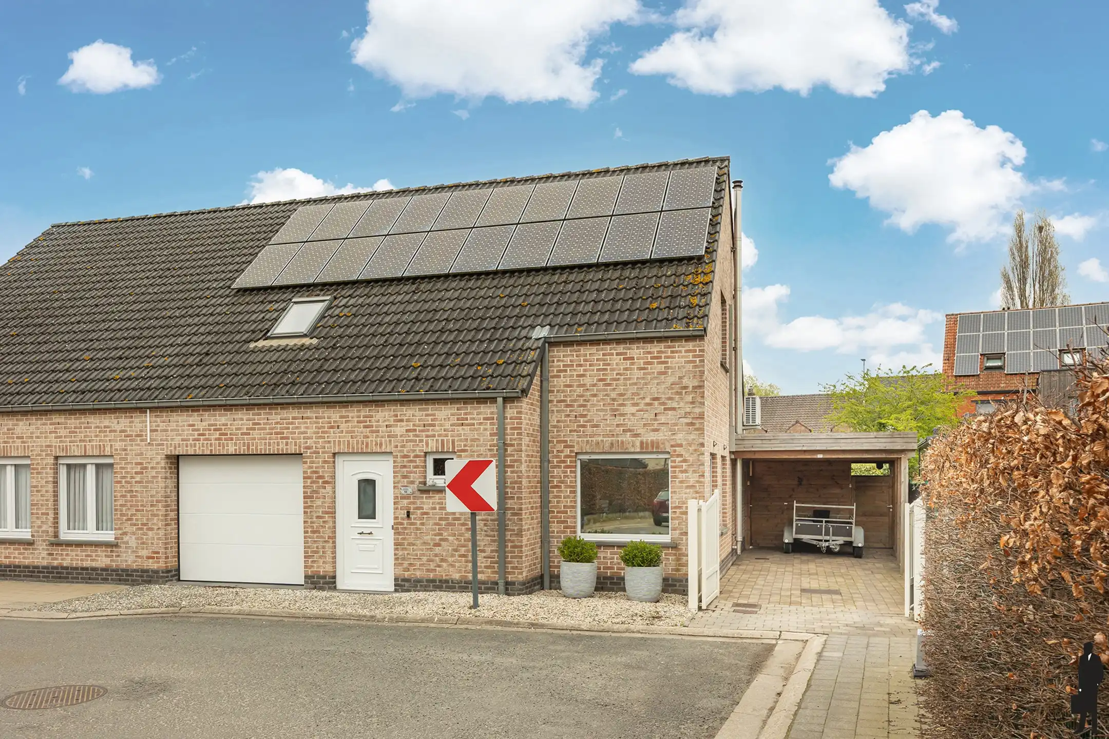 Instapklare gezinswoning met 3 slpk, tuin, garage & carport  foto {{pictureIndex}}