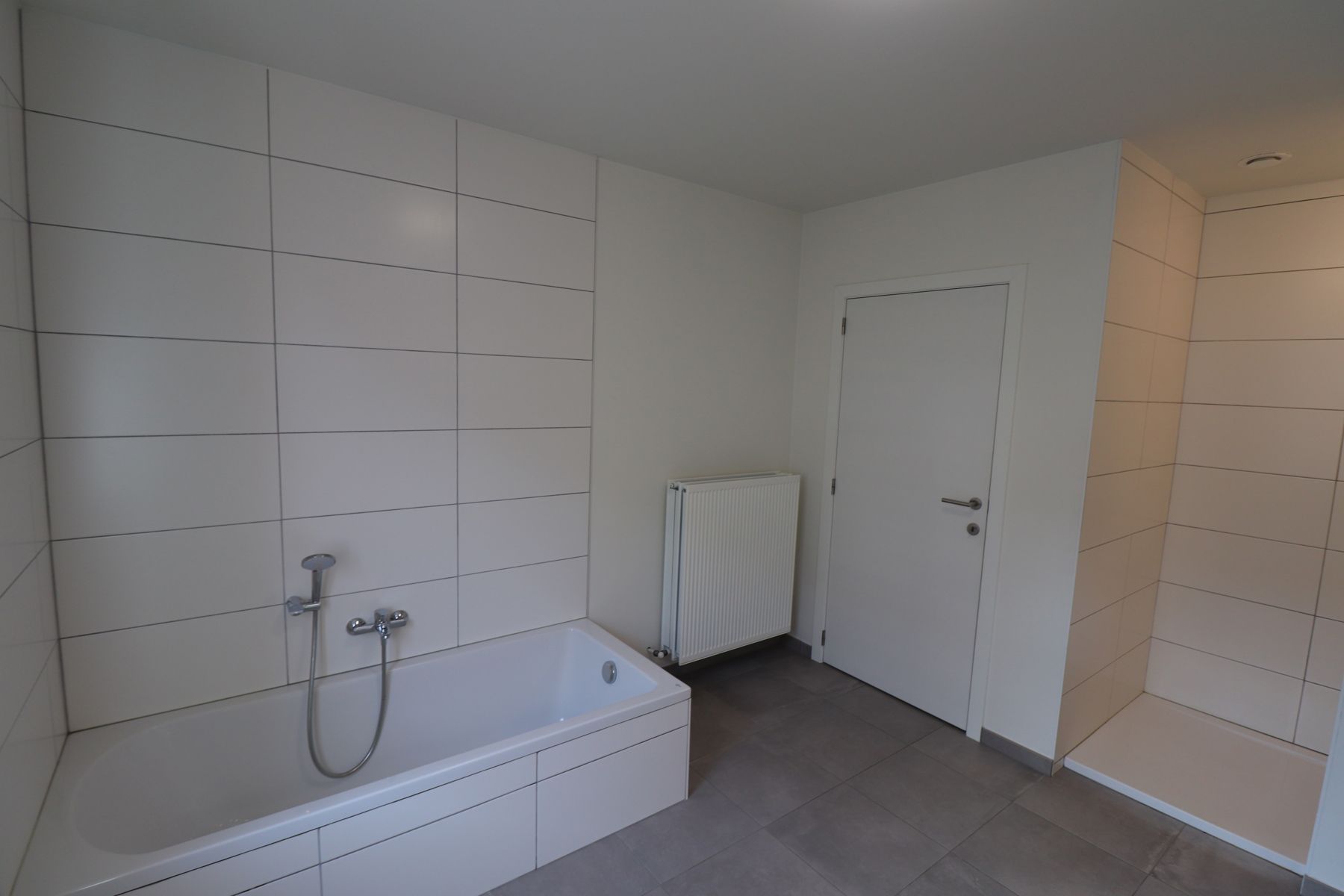 Een ruim recent woonhuis - gesloten bebouwing - met 3 slaapkamers, inpandige garage, terras en tuin foto 11