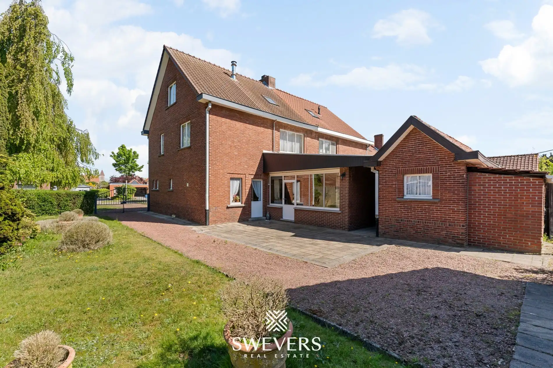 Te renoveren woning met grote tuin en 5 slaapkamers in Genk foto 30
