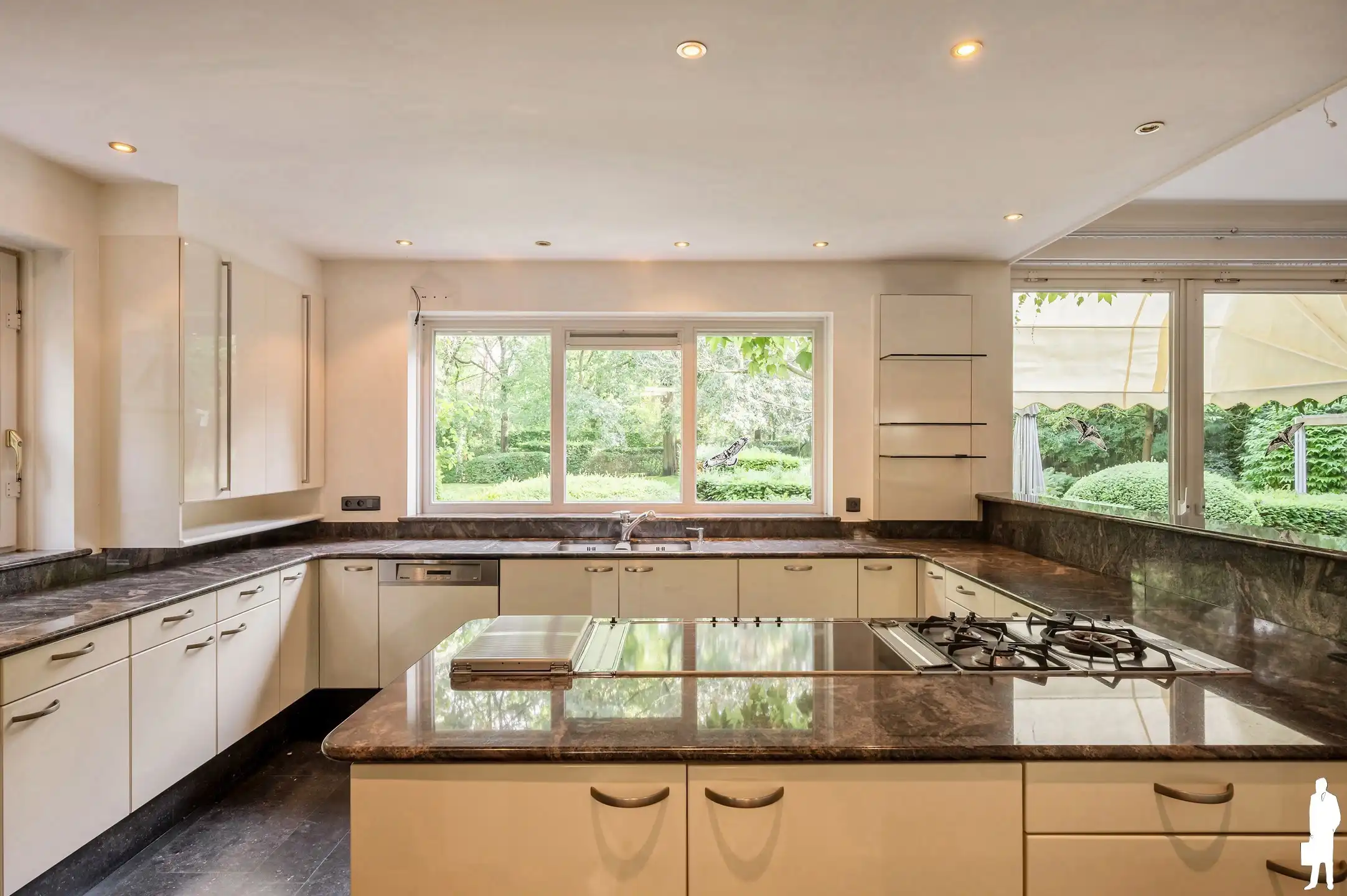 Op absolute toplocatie gelegen villa! foto 13
