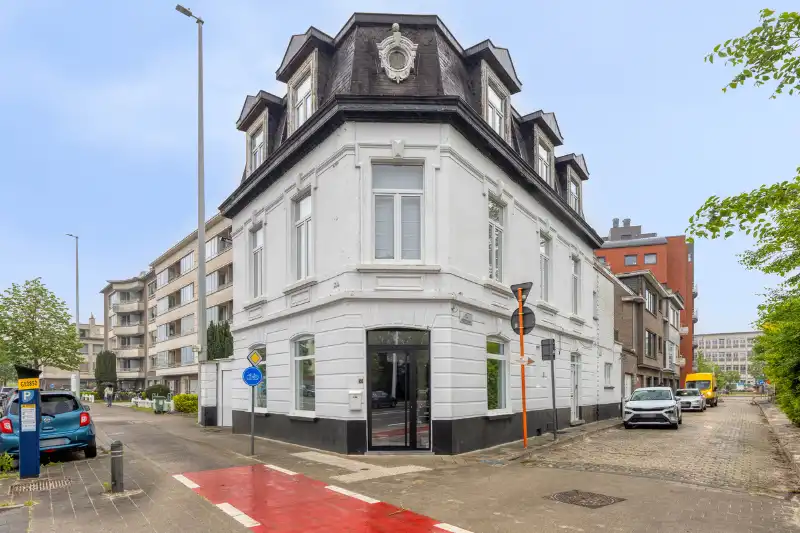 Karaktervol handelspand met luxueuze duplex op toplocatie aan De Sterre in Gent foto {{pictureIndex}}