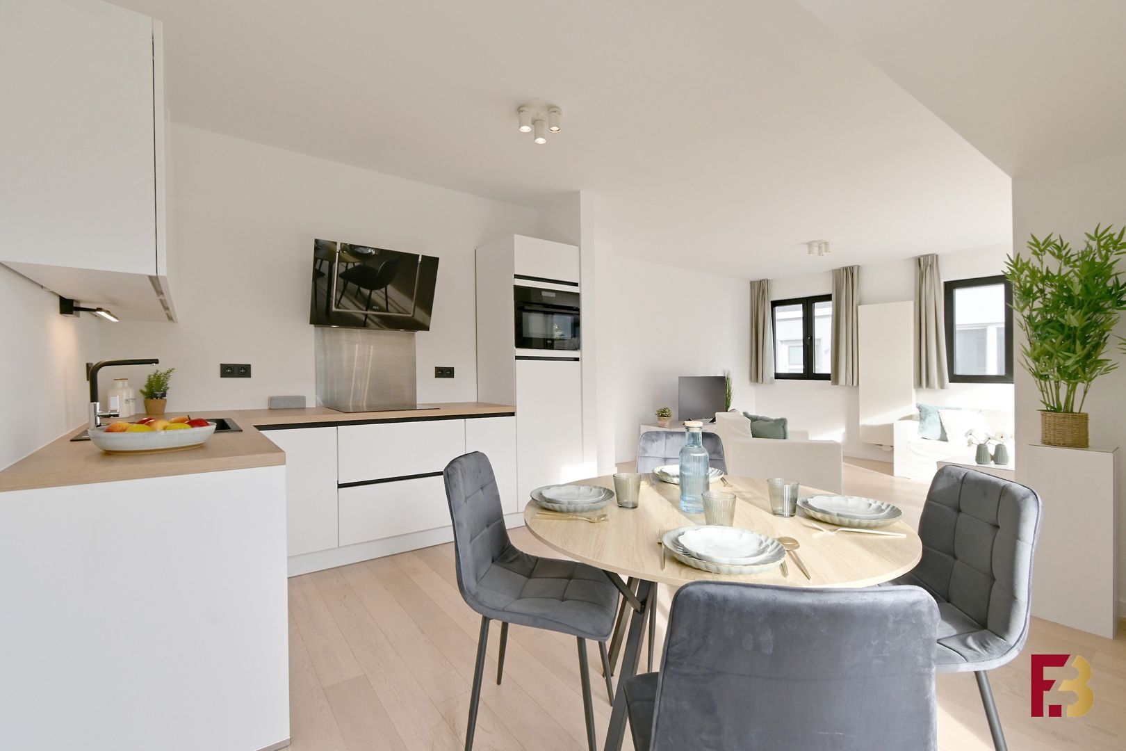 Gelijkvloersappartement met tuin en twee garages in hartje Zwijnaarde foto 5