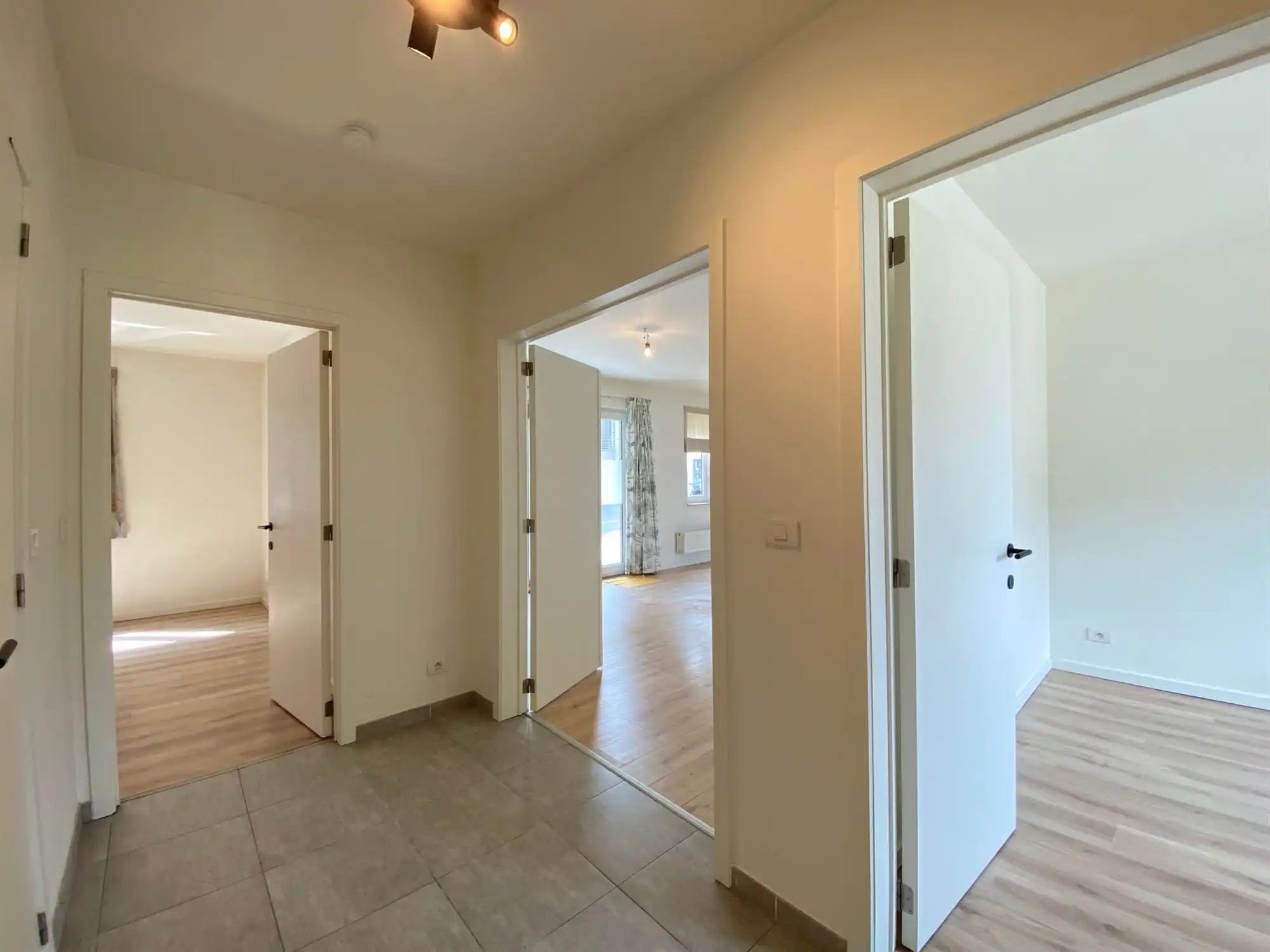 Gelijkvloers appartement met 2 slaapkamers en autostaanplaats  foto 2