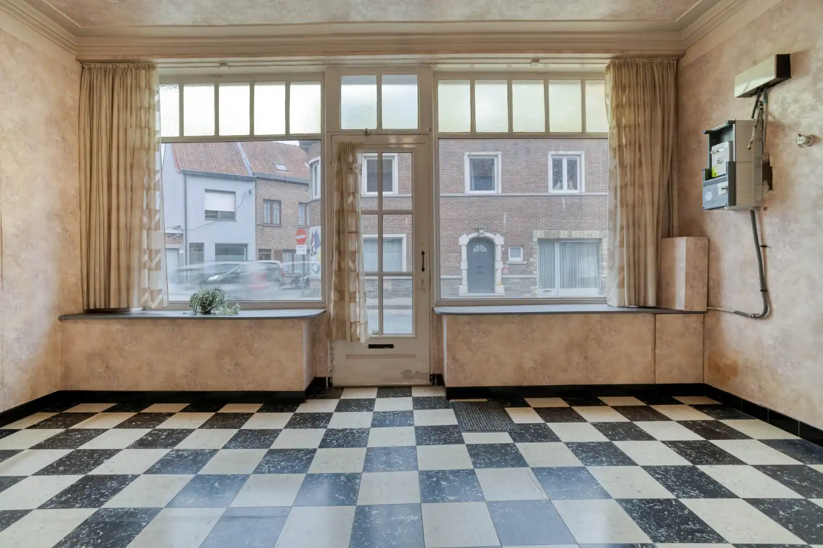 Te renoveren woning met tuin en garage in het centrum van Menen! foto 5