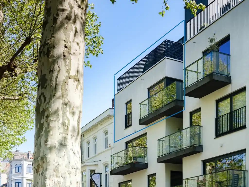 Ruim en lichtrijk duplexappartement met 2 slaapkamers, meerdere terrassen en staanplaats aan Ter Platen foto {{pictureIndex}}