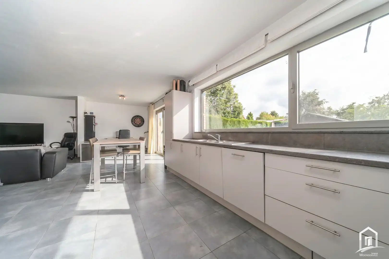 Ruim gelijkvloers appartement met 2 slaapkamers en tuin ! foto 4