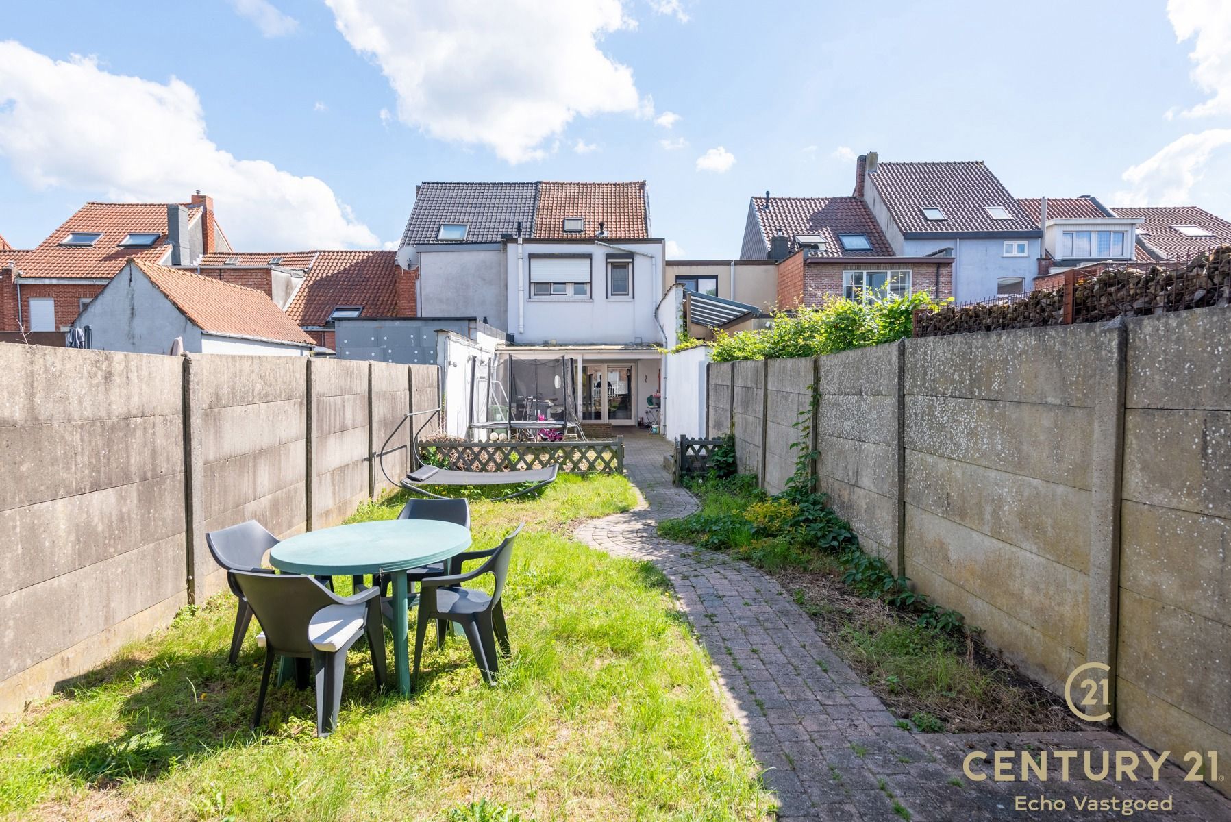 Mooie instapklare stadswoning met overdekt terras en tuin foto 10