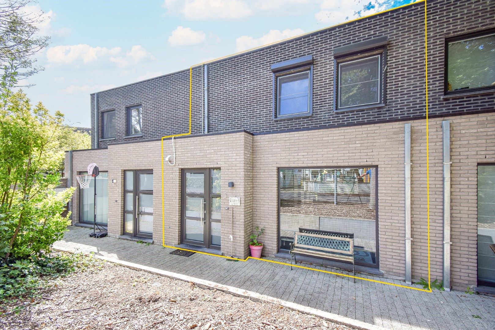 Instapklare woning met 3 slaapkamers en zonnige achtertuin op 131 m² in centrum van Gistel foto {{pictureIndex}}