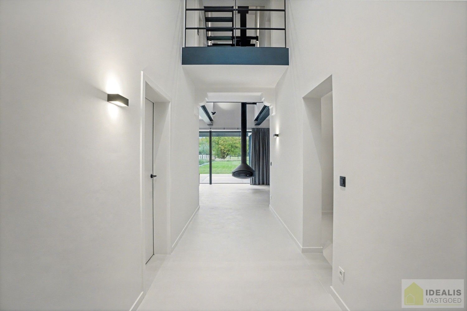 IDEALIS VASTGOED - EEN BIJZONDER HUIS, EEN BIJZONDERE LOCATIE, EEN UNIEKE KANS OM TE WONEN IN EEN AUTHENTIEK LANDHUIS MET EEN PRACHTIGE INRICHTING EN EEN HOOGWAARDDIGE AFWERKINGSGRAAD! foto 5