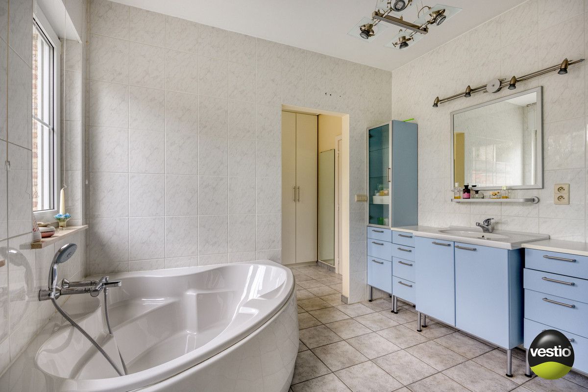 RUSTIG GELEGEN RUIME VILLA MET 5 SLK OP RIANT PERCEEL VAN 18A61CA IN STADSRAND TONGEREN. foto 22