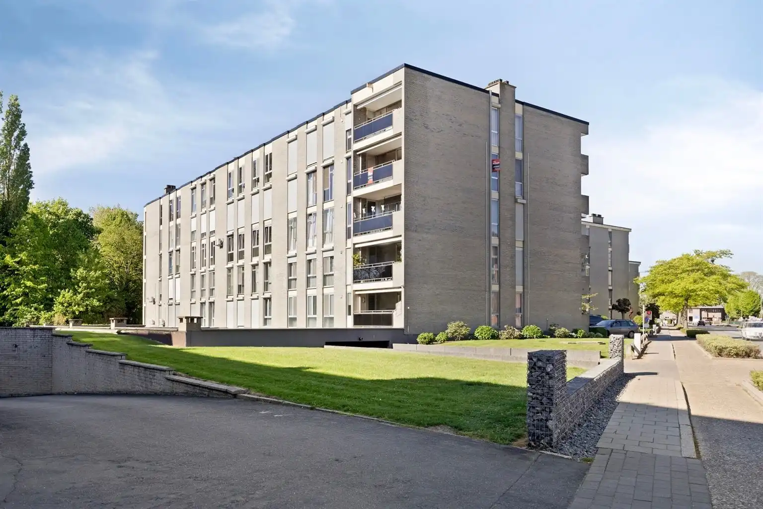 Zeer ruim 2 (+1)-slaapkamer appartement met overdekt terras, ondergrondse garagebox en aparte berging gelegen op wandelafstand van het centrum van Maaseik.  foto 24