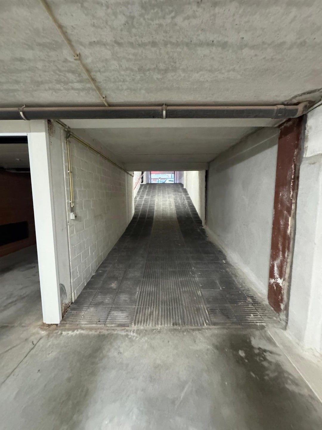 Gesloten garagebox te huur op de Paul Parmentierlaan! foto 5