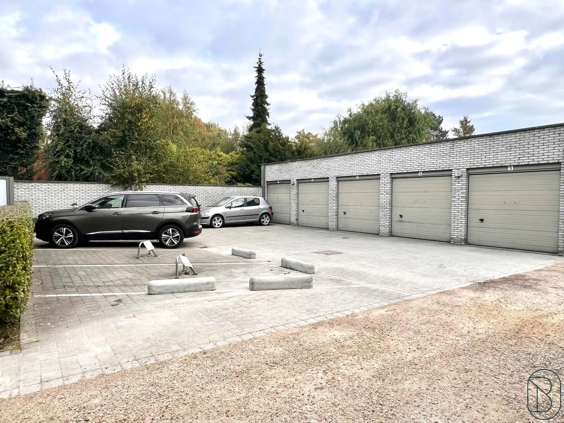 Goedgelegen autostaanplaatsen vlakbij centrum Waregem! foto 2