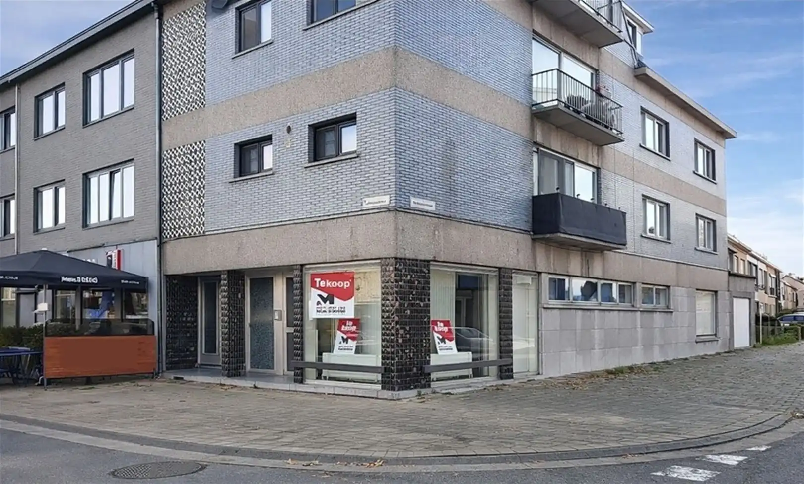 Commercieel gelegen hoekpand met parkingplein voor de deur foto {{pictureIndex}}