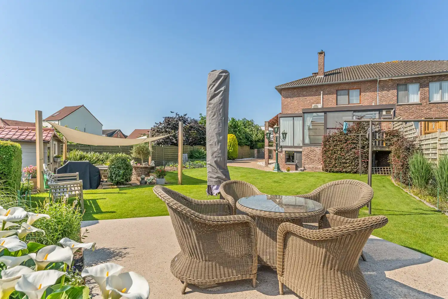 Degelijk onderhouden gezinswoning met 3 slaapkamers, volledig onderkelderd en mooie aangelegde tuin op een perceel van 5a96 ca! foto 14