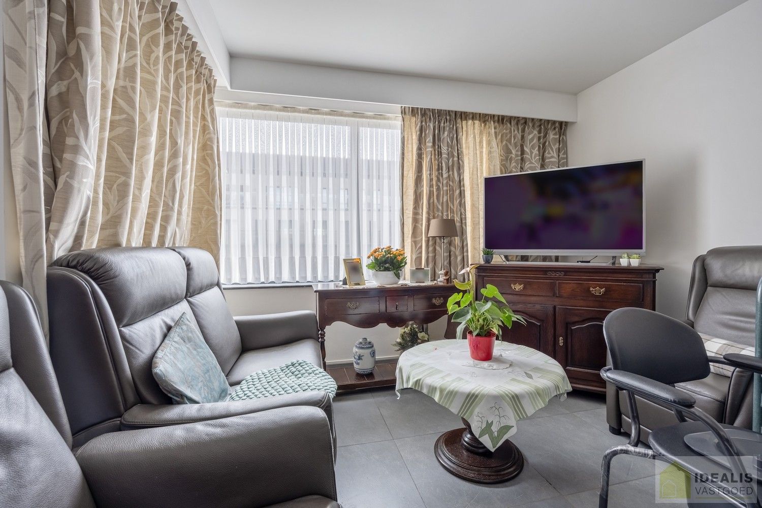 IDEALIS VASTGOED – HOOGWAARDIG AFGEWERKTE ASSISTENTIE-APPARTEMENT IN RESIDENTIE NUMA OP EEN TOPLOCATIE. Gelegen op de 2de verdieping met een bewoonbare oppervlakte van ca. 60m² biedt dit knappe assistentie-appartement een aangename leefruimte met aansluitend een zonnig overdekt terras, uitgeruste keuken en een ruime slaapkamer met veel lichtinval! Daarnaast kan er gebruik gemaakt worden van de talrijke gemeenschappelijke ruimtes en kan men aangenaam vertoeven in de prachtige gemeenschappelijke tuin, een oase van rust! foto 6