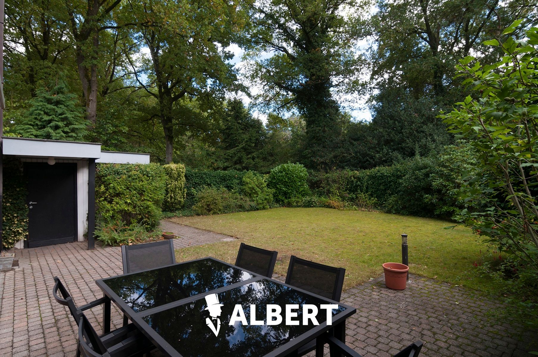 Leuke woning op toplocatie met mooie tuin en 4 slaapkamers! foto 2