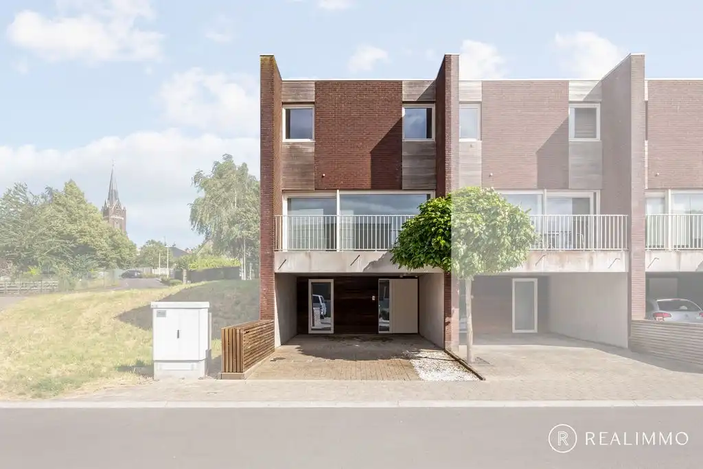 Recente halfopen bebouwing (2017) met tuin, terras en uitweg in rustige wijk foto {{pictureIndex}}