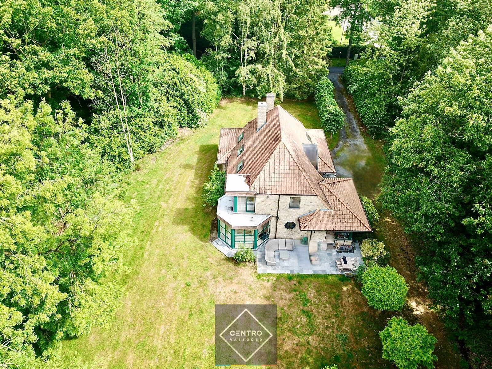 Hoofdfoto van de publicatie: Instapklare VILLA (bj. 1998) met 5 slpks, 2 bdkms en dubbele garage in het RESIDENTIELE bos van Hertsberge! Rust en privacy ten TOP!