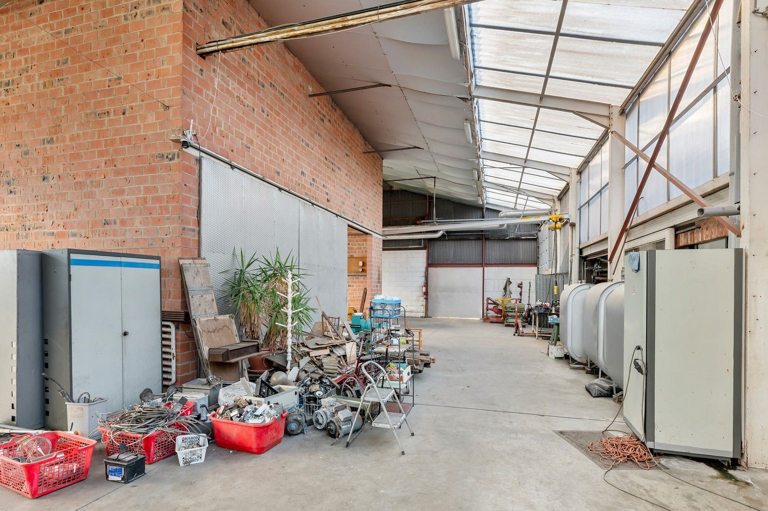 Ruime open bebouwing met loods en garages op ca. 1,7 ha – landelijke ligging in agrarisch gebied. foto 16