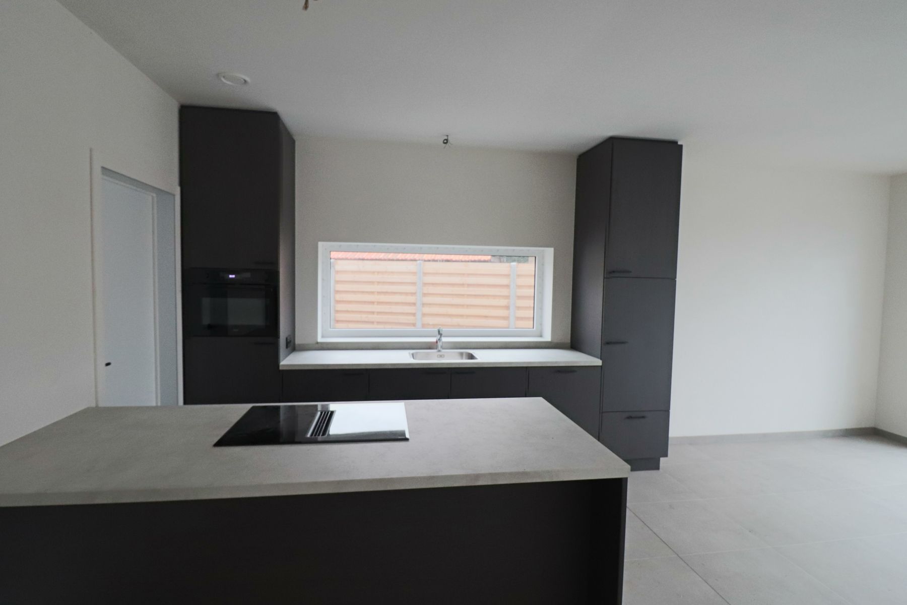 Halfopen woning met 3 slaapkamers en inpandige garage op perceel van ca 505 m² foto 5