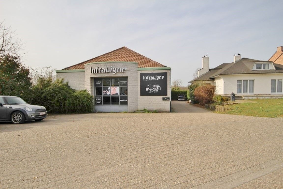 Ruim handelspand/bureelruimte op toplocatie in Sint-Truiden foto {{pictureIndex}}