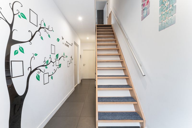 Roeselare centrum :  Instapklare, volledig gerenoveerde stadswoning met 4 slaapkamers, zuidgerichte tuin én zonnepanelen. foto 5