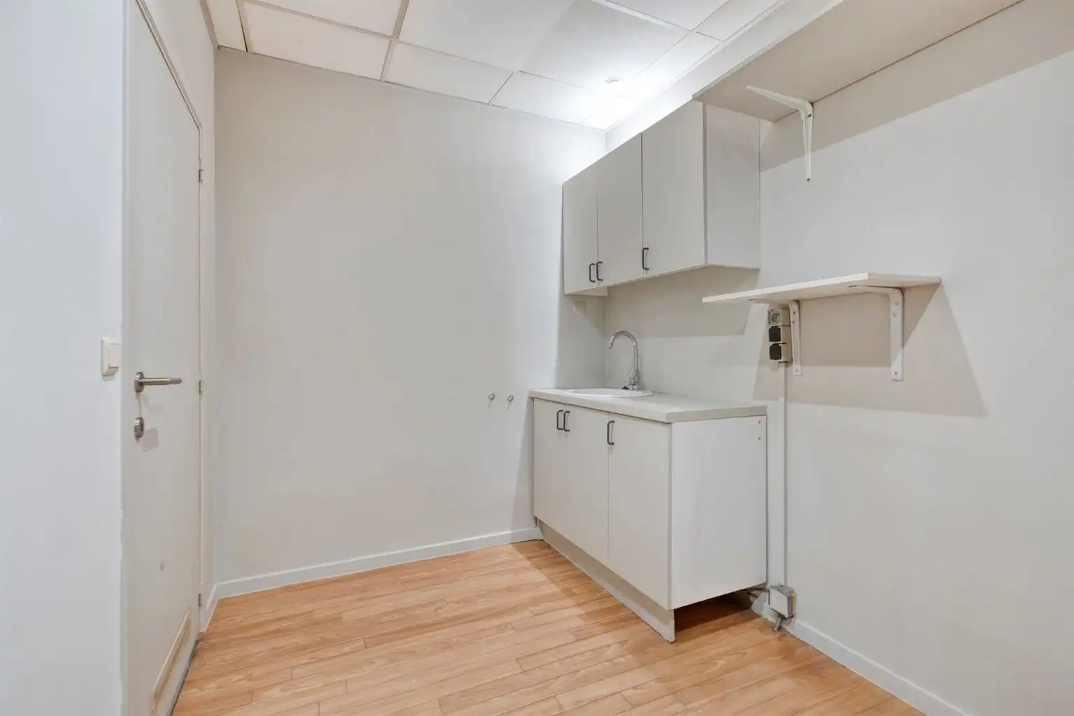 Karaktervol hoekpand met handelsruimte en ruime woning op een absolute topligging aan de Bosstraat in Maaseik.  foto 26
