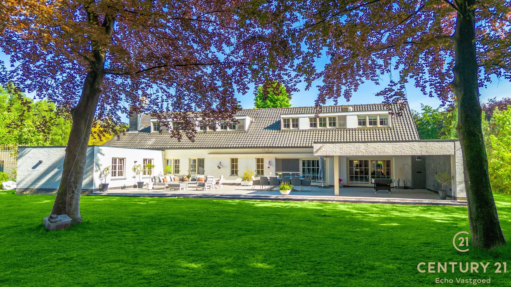 Villa met 5 slaapkamers, 3 badkamers en uniek groen uitzicht foto {{pictureIndex}}