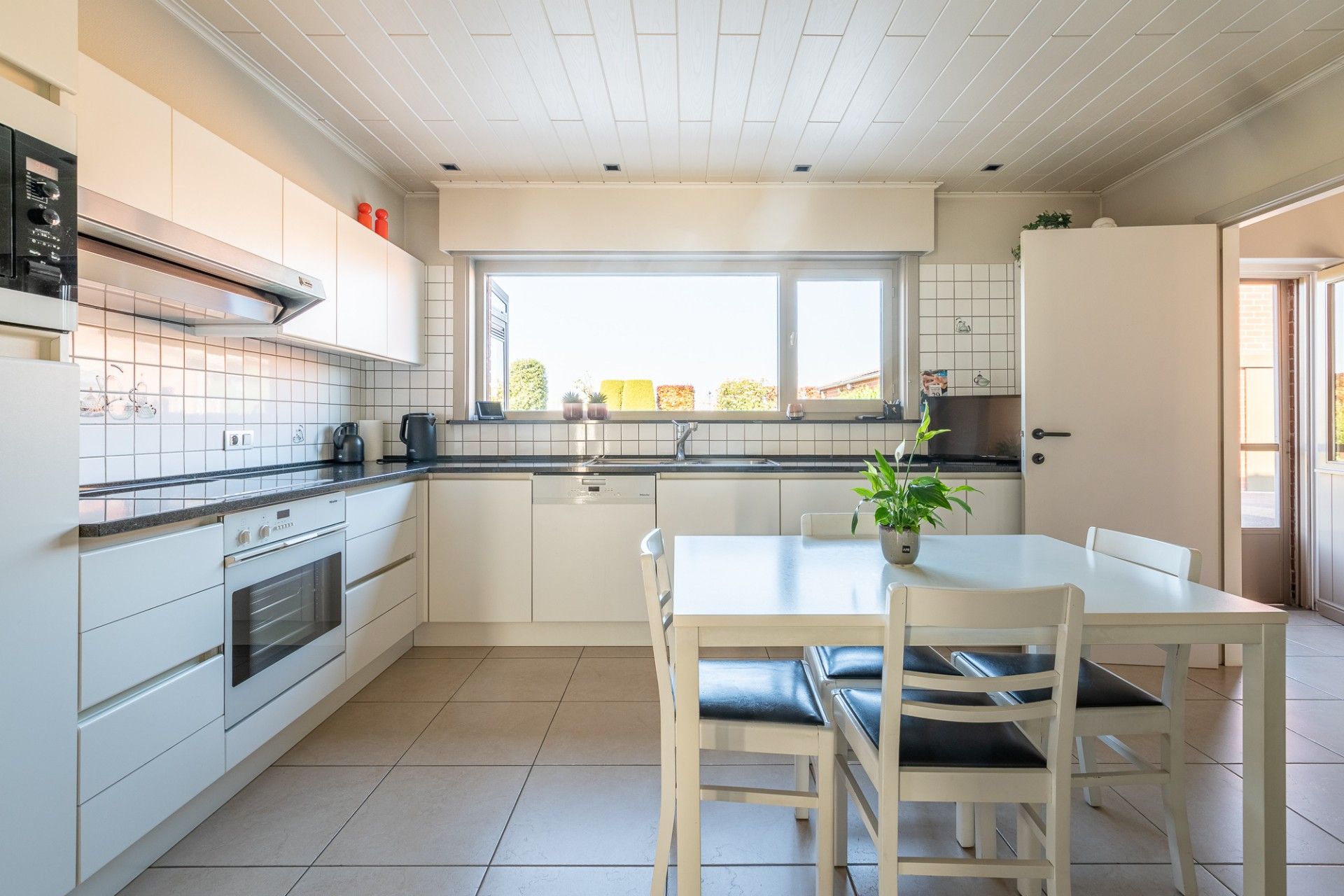 Rustig gelegen, ruime woning met magazijn foto 8