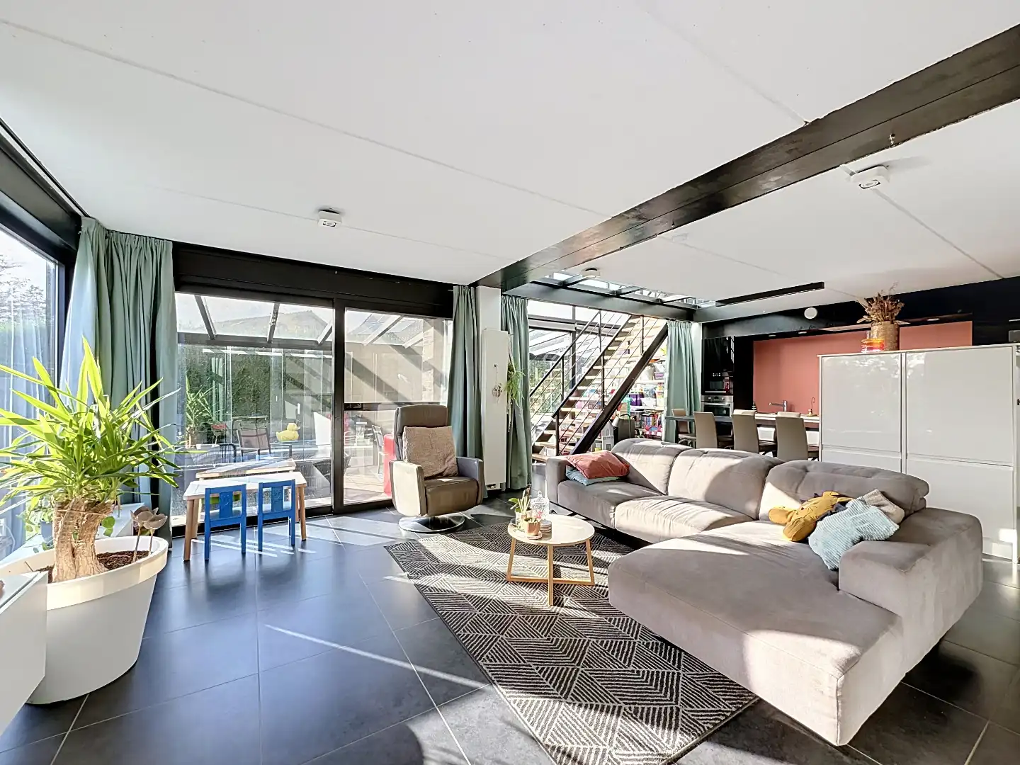 Lichtrijke woning met zwembad op rustige locatie! foto 5