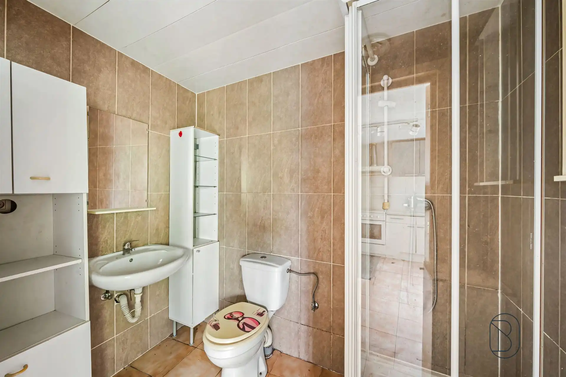 Te renoveren woning met 5 kamers, en parkeergelegenheid  foto 9