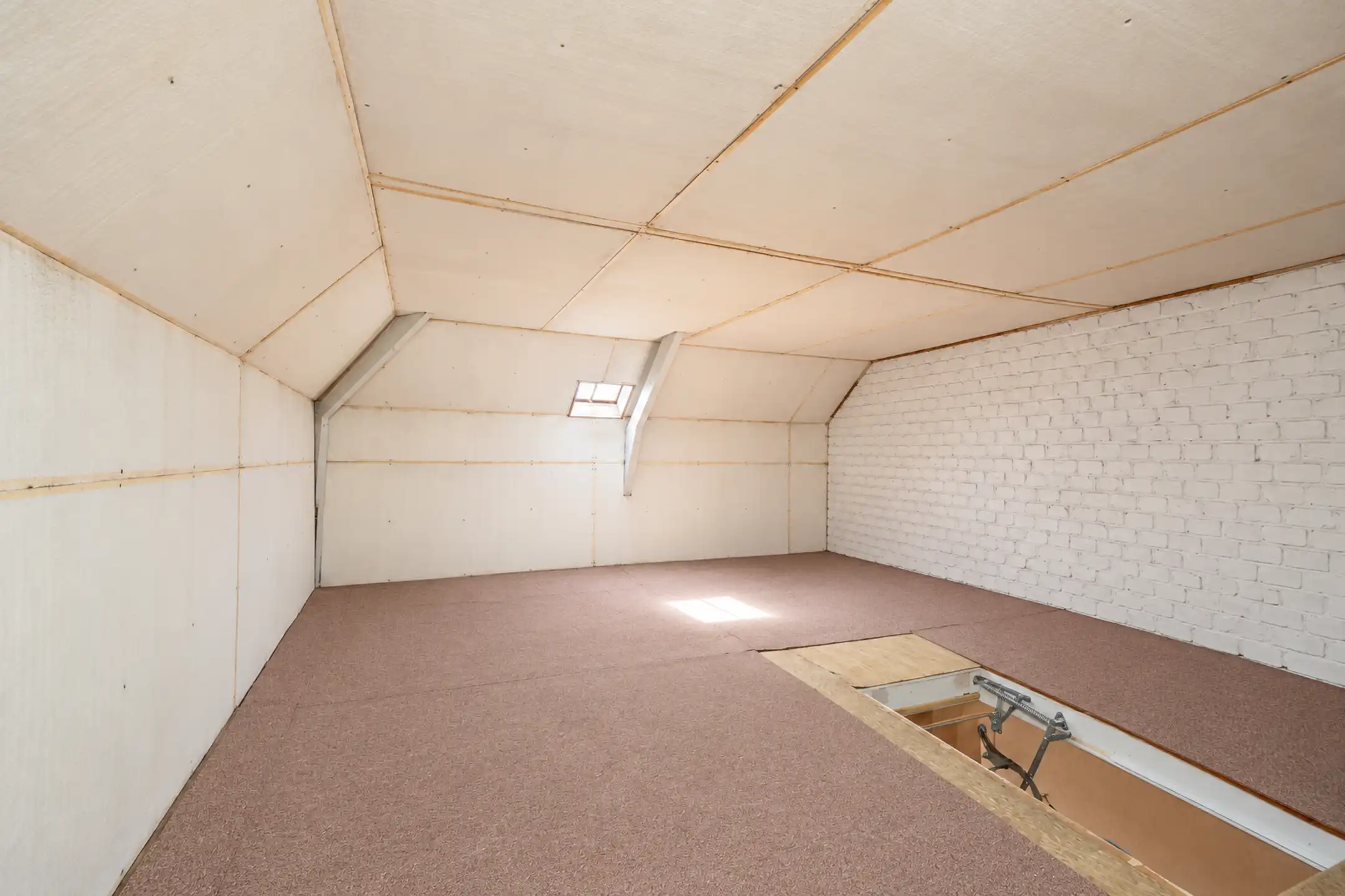 Gezinswoning met veranda, garage en tuin op topligging  foto 16
