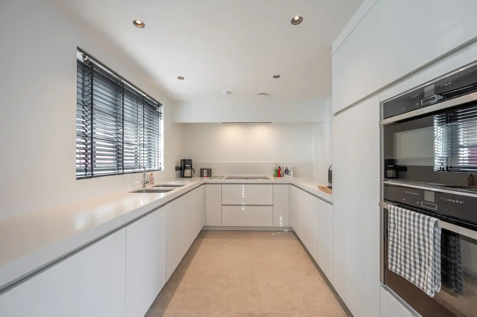 Ruime, recente hoekwoning gelegen vlakbij de groentenmarkt en het Keuvelhoekplein. foto 4
