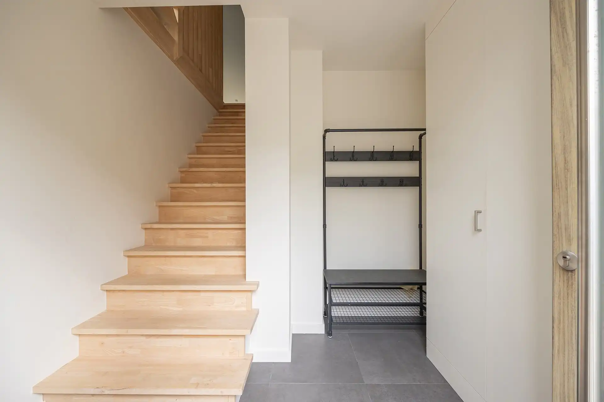 Recent triplexappartement met 2 slaapkamers en carport foto 18