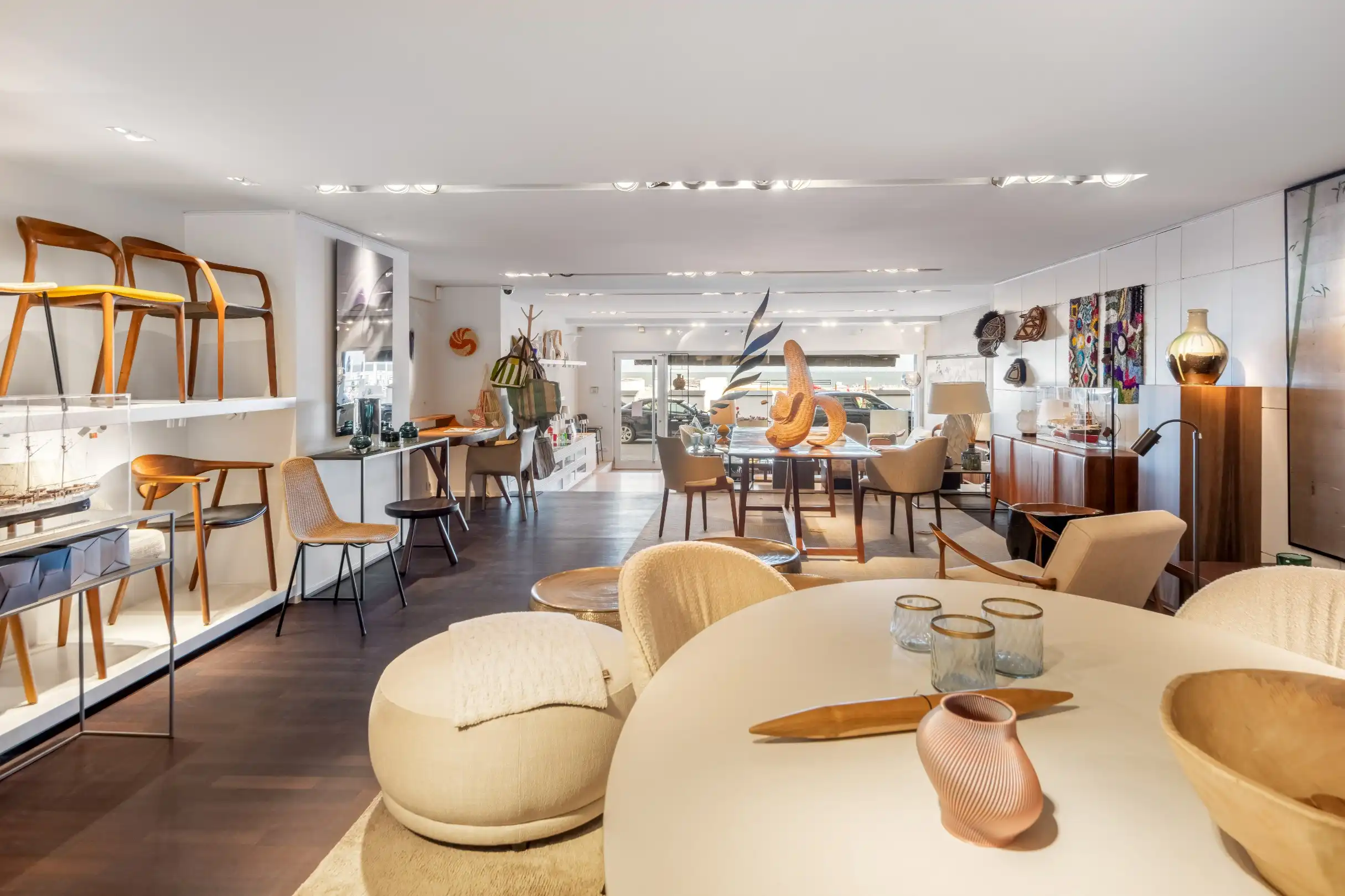 Ruim handelspand op de Zeedijk in het Zoute met circa 7m. etalage. foto 6