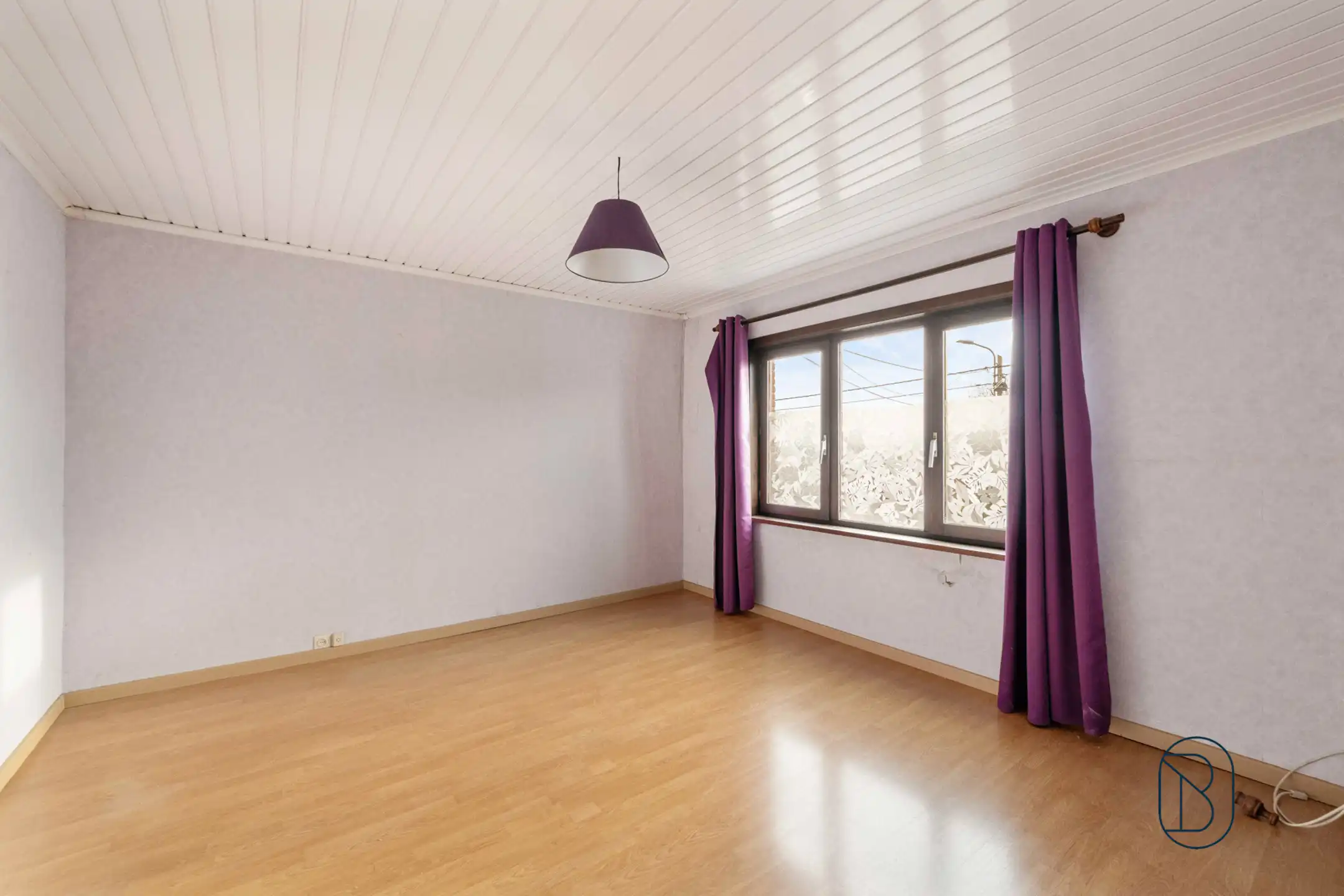 Woning met garage, oprit en tuin - veel potentieel foto 13