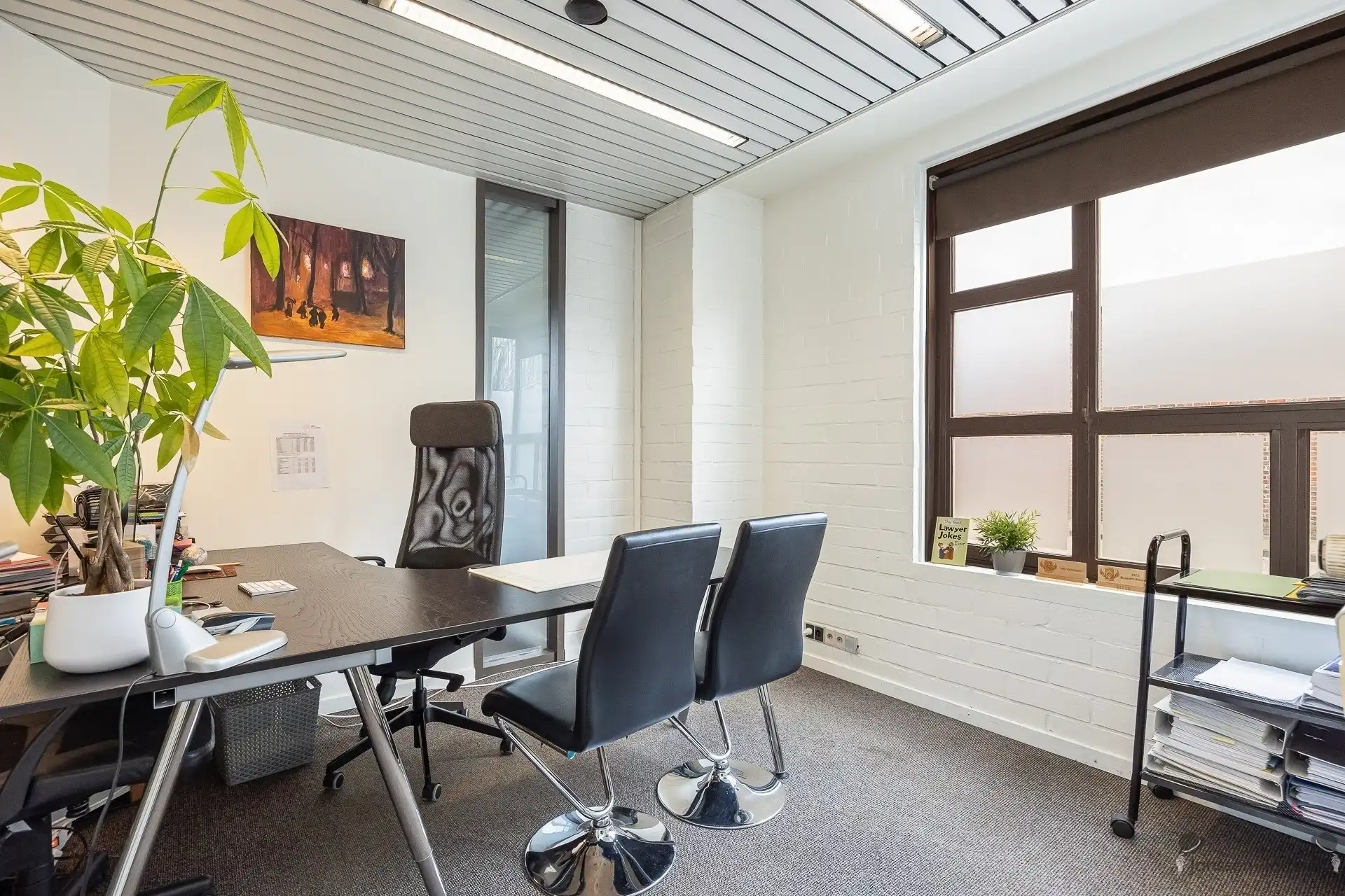 Centraal gelegen handelspand met ruime parking foto 6