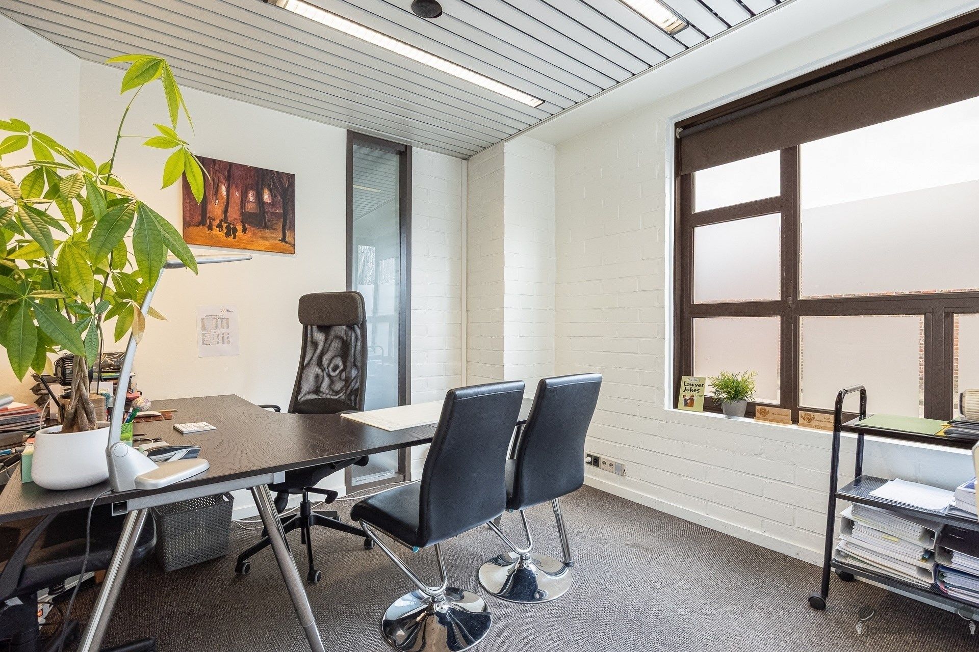 Centraal gelegen handelspand met ruime parking foto 6