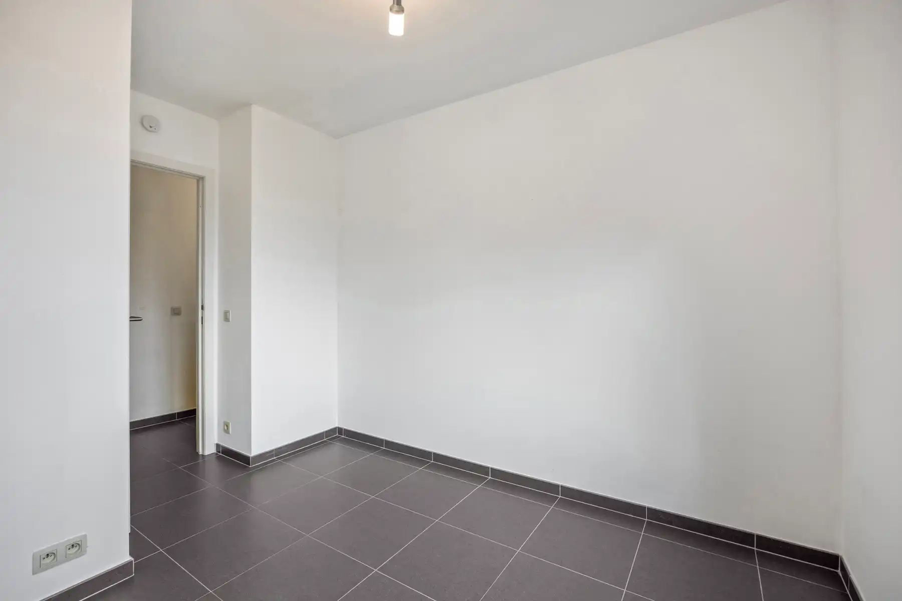 Instapklaar appartement met 2 kamers, staanplaats en terras foto 10