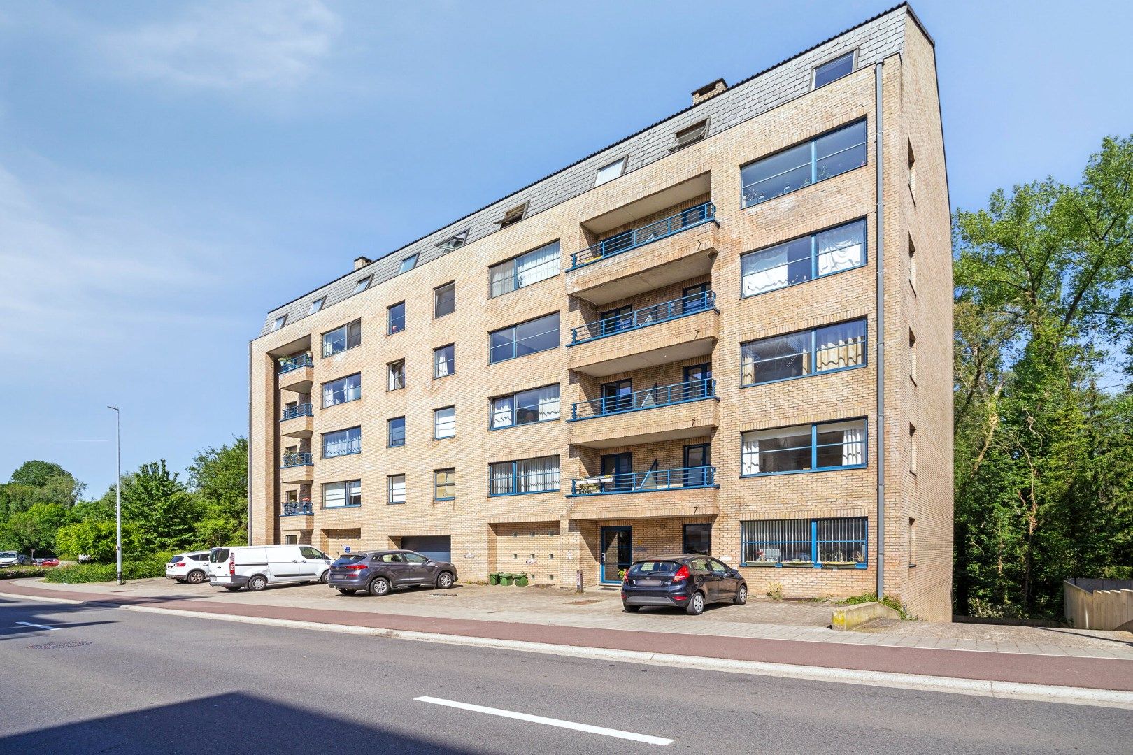Goed gelegen 2-slaapkamerappartement  – EPC 105 kWh/m² - bewoonbare opp. 95 m² foto {{pictureIndex}}
