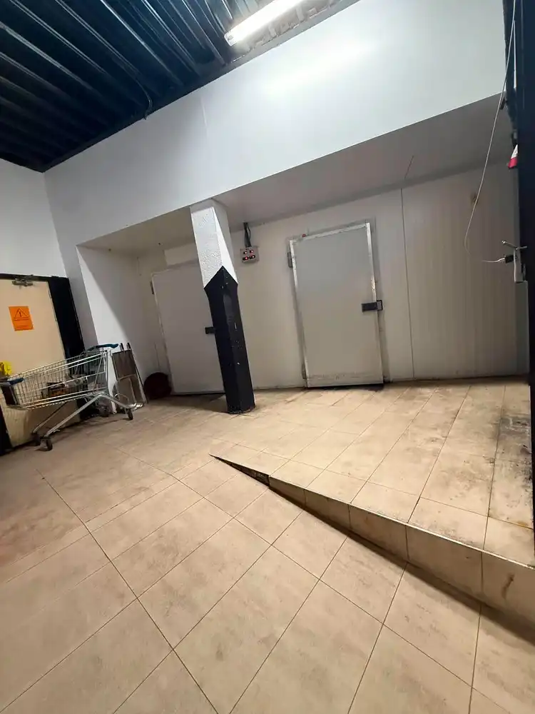 COMMERCIEEL GELIJKVLOERS 741M2  + APPARTEMENT. foto 10