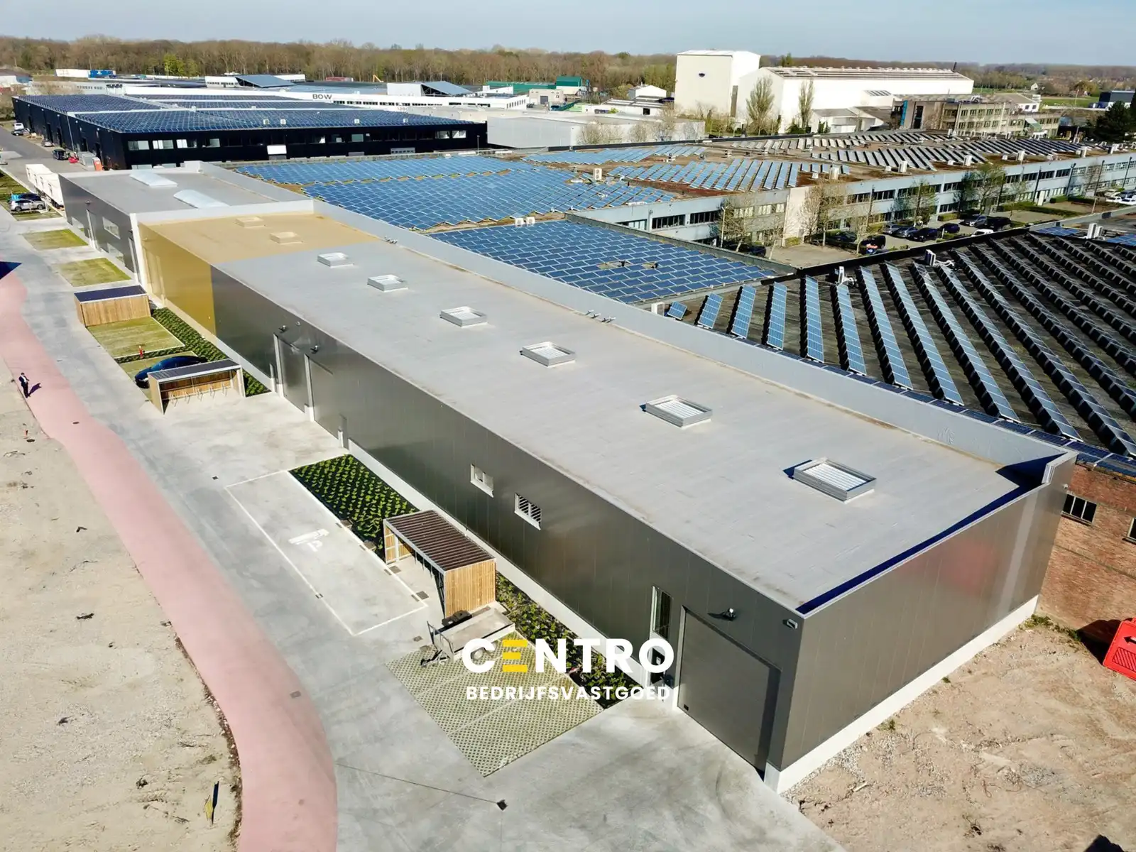 NB KMO-UNIT (359,8m²) te koop met 2 private parkeerplaatsen voor de deur, elektrische sectionaalpoort en sanitair blok op industriezone "Herdersbrug" te 8000 Brugge foto {{pictureIndex}}