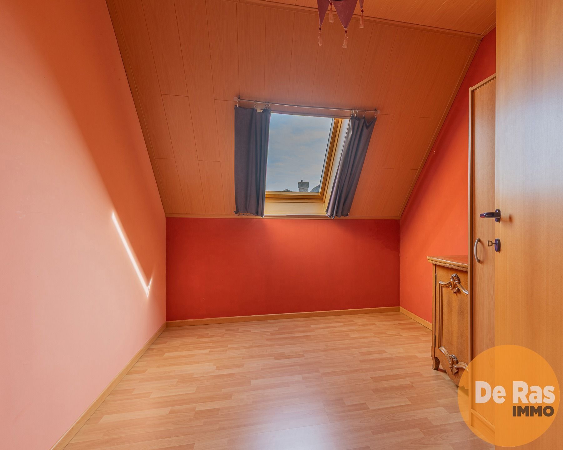 HILLEGEM - Villa in een rustige straat nabij invalswegen foto 17
