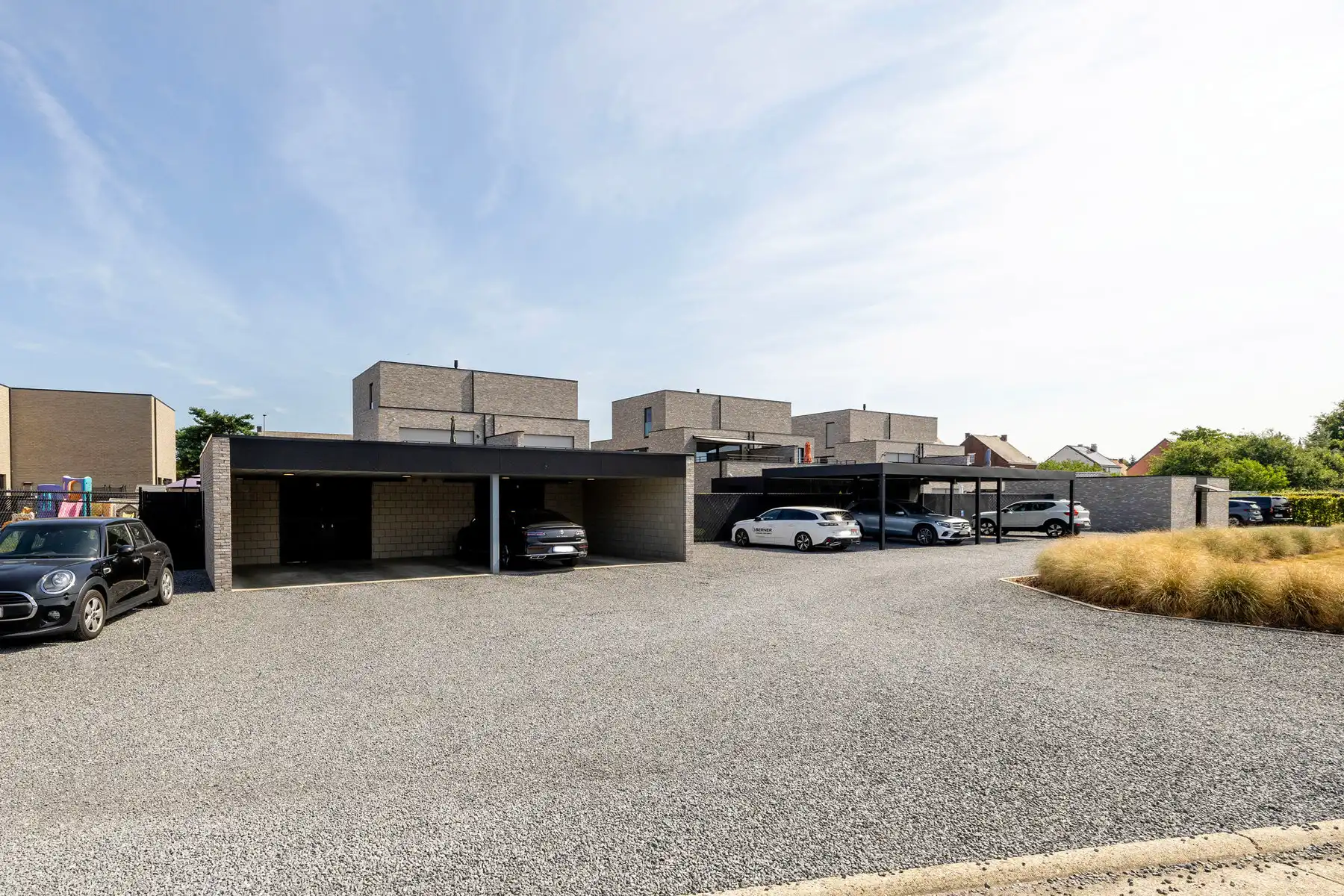 Instapklaar gelijkvloers appartement met carport, berging, luxe afwerking en aangelegde tuin foto 24