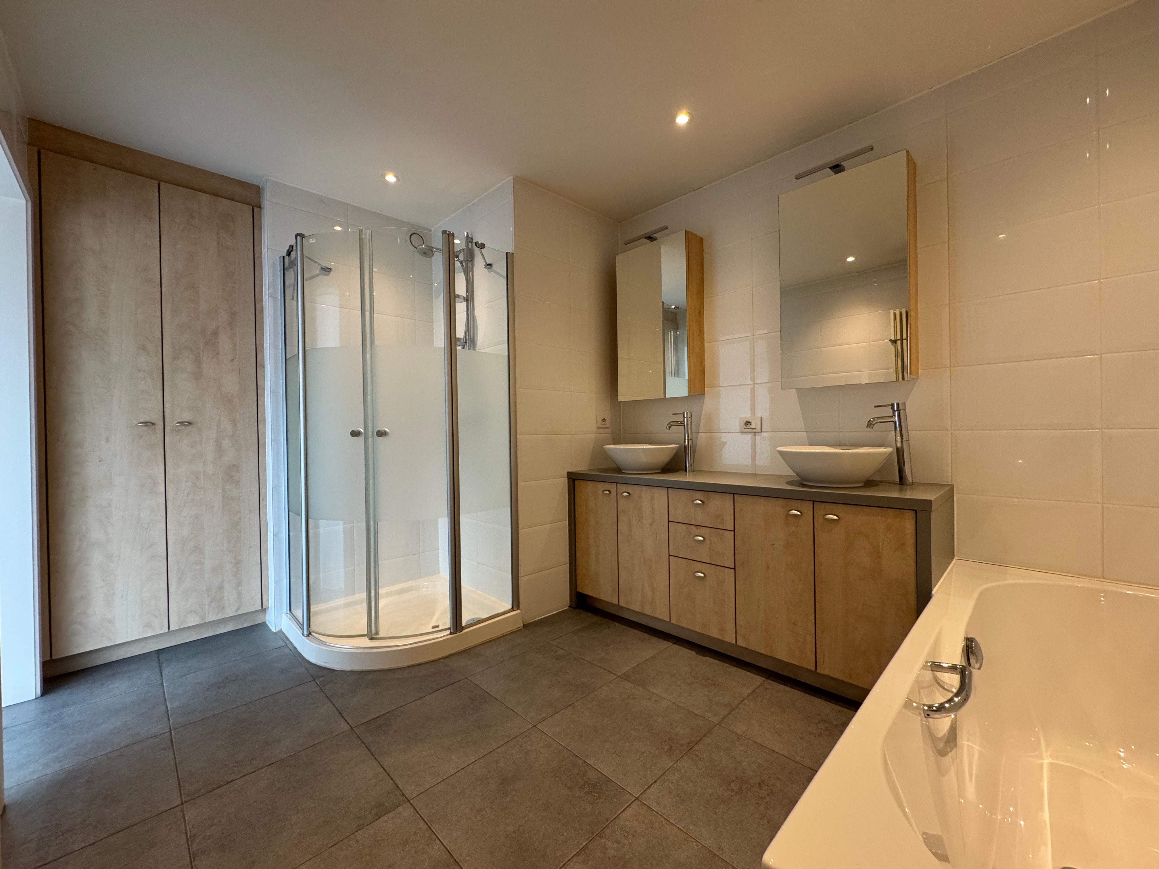 3-slaapkamer appartement met royale indeling foto 9