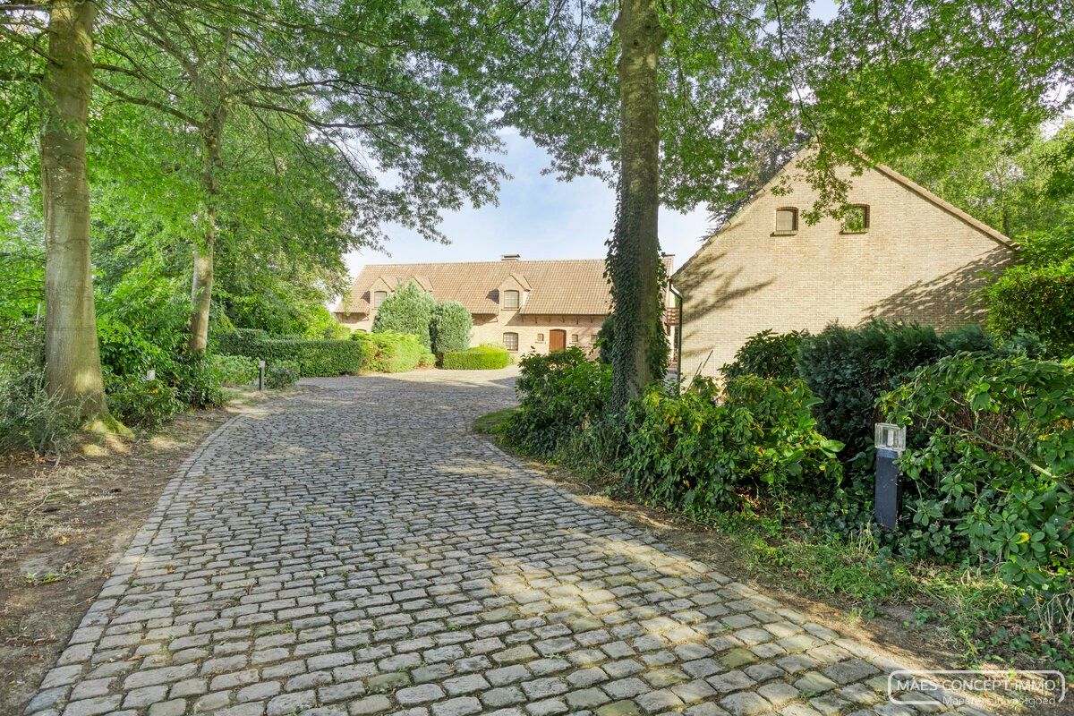 Authentieke hoeve te koop in Anzegem – omringd door 1,6 hectare groen foto 2